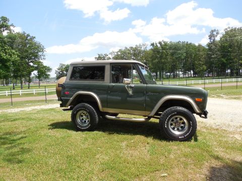 1975 Ford Bronco - Snowden Grove turned out to be relatively photogenic as a backdrop, and it's just a few miles from Frank's house.