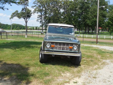 1975 Ford Bronco - Snowden Grove turned out to be relatively photogenic as a backdrop, and it's just a few miles from Frank's house.