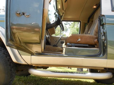 1975 Ford Bronco - No rust on the door bottoms.