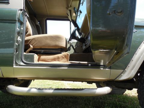 1975 Ford Bronco - No rust on the door bottoms.