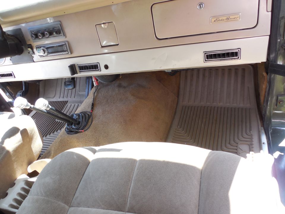 Bronco interior: tan Eddie Bauer dash, aftermarket radio, twin floor shifters, cloth seats