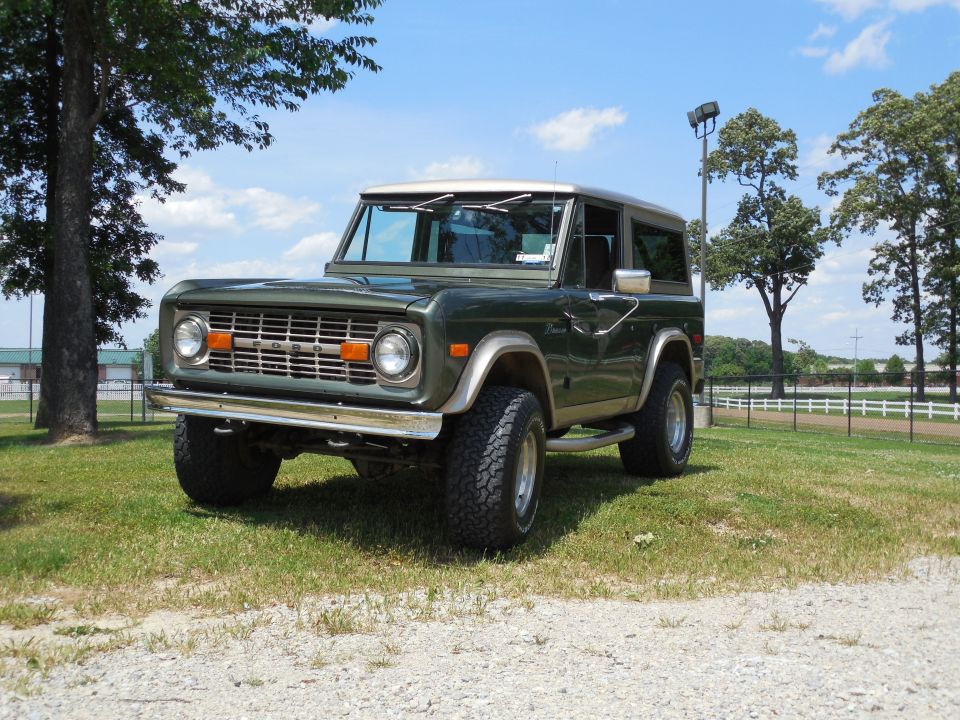 The colors are 2000 Eddie Bauer Expedition Estate Green & Light Prarie Tan.