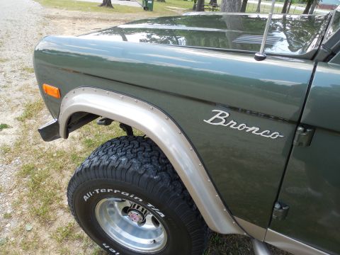 1975 Ford Bronco - That's a power antenna.