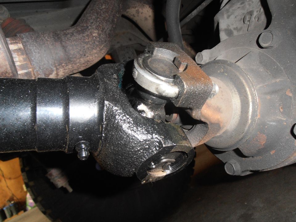 Driveshaft universal joint with grease fitting