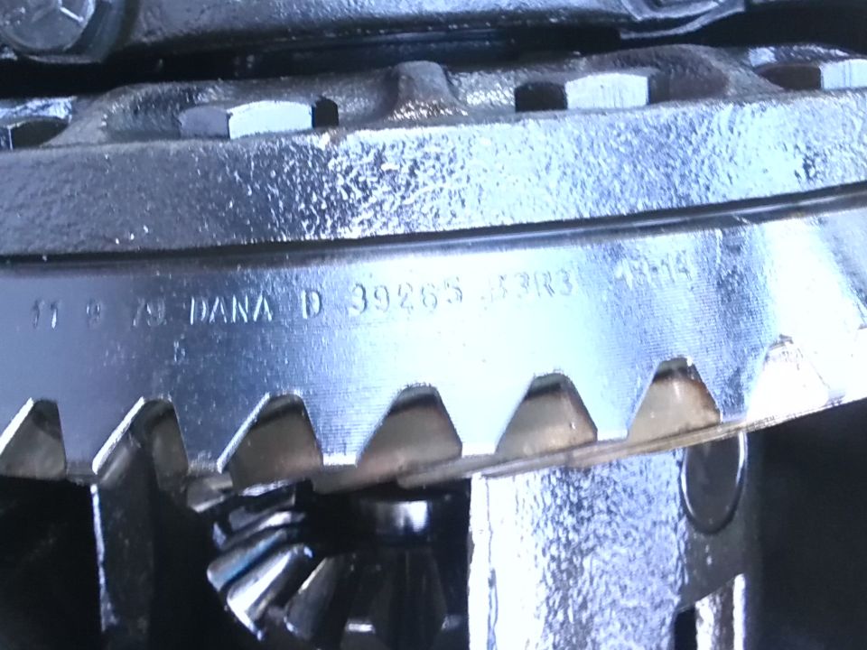 Differential gear with DANA D 39265 53R3 13-14 markings