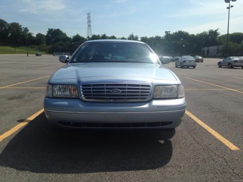 2002 Ford Crown Victoria photo