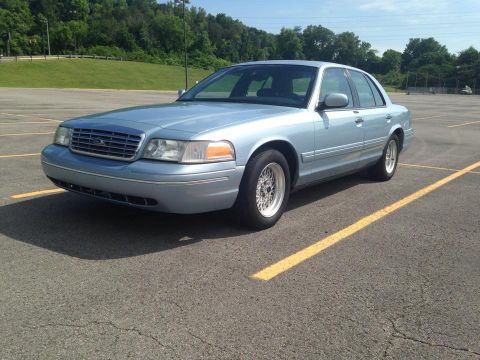 2002 Ford Crown Victoria photo