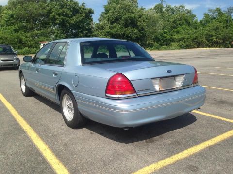 2002 Ford Crown Victoria photo