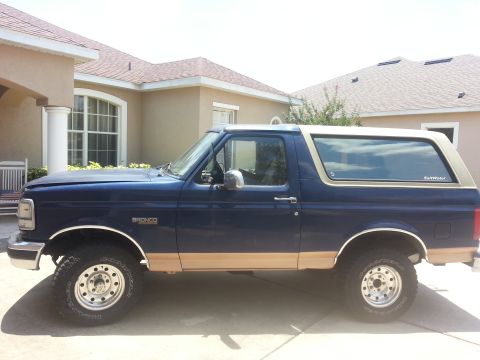 1994 Ford Bronco - This Ford Bronco appears to be from the early to mid-1990s, not a 1994 model.