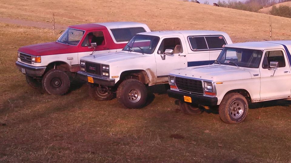 1979 Ford Bronco front 3/4 view, white with blue stripe