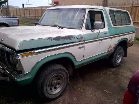 1978 Ford Bronco - Side view of a weathered 1978 Ford Bronco with green and white paint scheme.