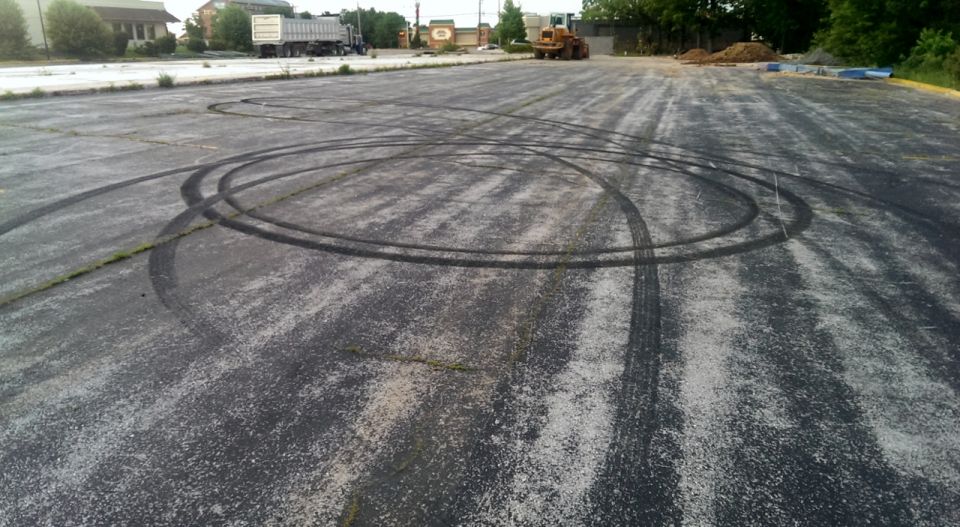 Tire marks on asphalt, Supermotors.net logo