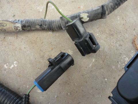 1995 Ford F-150 - Original 1995 female harness plug (top) needs to be swapped over to Ford Expedition harness