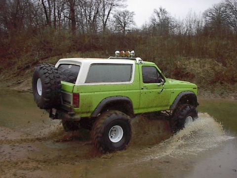 1986 Ford Bronco - Playing in the creek.