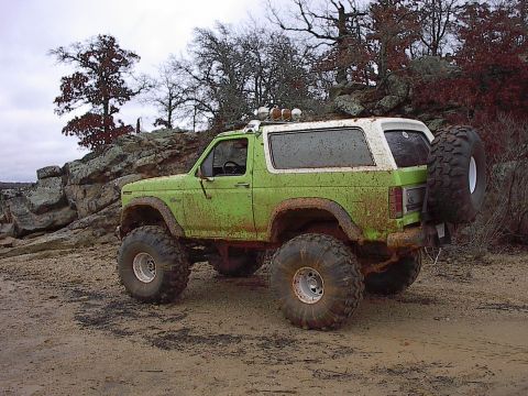 1986 Ford Bronco - Parked by the rocks at the top of the spillway.