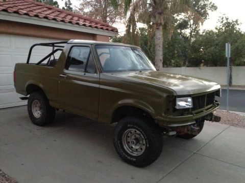 1994 Ford Bronco - This 1994 Ford Bronco, modified with a roll cage, is shown with its front bumper and grille removed.