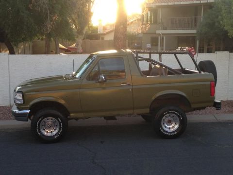 1994 Ford Bronco - This 1994 Ford Bronco, modified with a roll cage and spare tire, is seen from the side.
