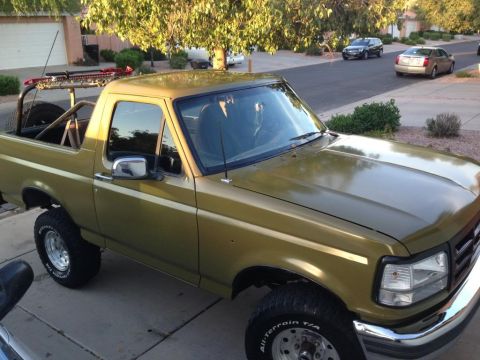 1994 Ford Bronco - This lifted 1994 Ford Bronco features a roll cage and appears to be in good condition.