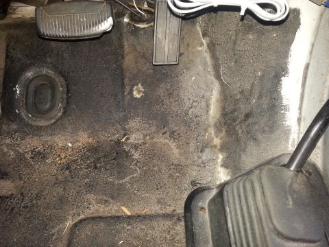 1992 Ford Bronco - floor board is dry.