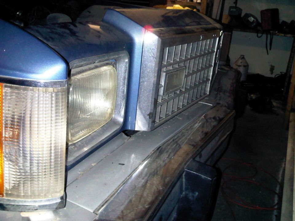 1981 Ford Crown Victoria front grille and headlight