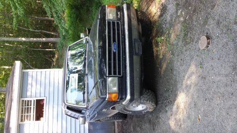 1991 Ford Bronco - This Ford truck has a grille and headlight design consistent with the 1980-1986 F-Series generation.