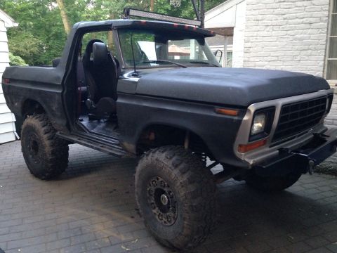 1979 Ford Bronco - This modified Ford Bronco features off-road tires, a light bar, and removed doors.