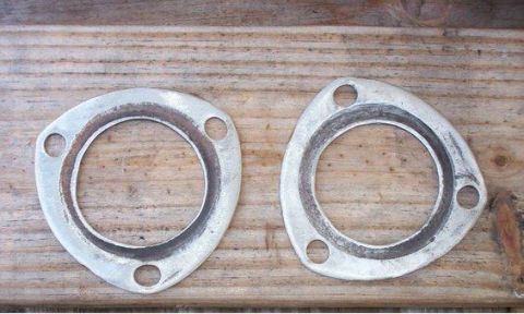1982 Ford F-100 - Two exhaust pipe flanges are shown on a wooden background. A Supermotors.net watermark is visible.