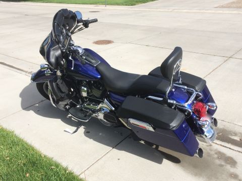 2007 Harley-Davidson Electra Glide Clsc - A blue 2007 Harley-Davidson Electra Glide Clsc is parked on a concrete driveway with grass in the foreground.