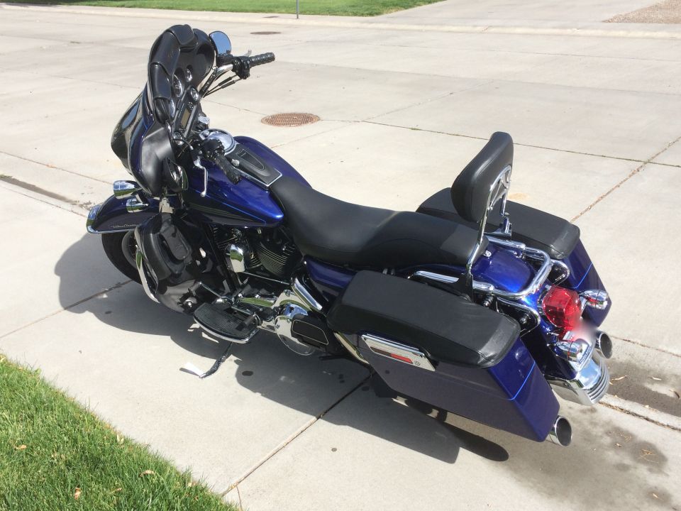 Blue 2007 Harley-Davidson Electra Glide Clsc parked on a concrete surface