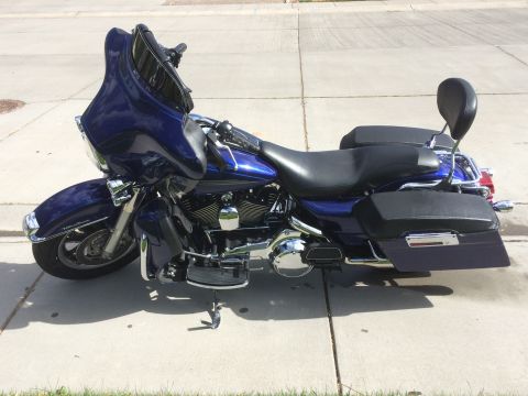 2007 Harley-Davidson Electra Glide Clsc - A blue 2007 Harley-Davidson Electra Glide Clsc motorcycle is parked on a concrete surface with grass in the foreground.