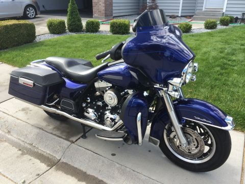 2007 Harley-Davidson Electra Glide Clsc - Blue 2007 Harley-Davidson Electra Glide Clsc motorcycle with saddlebags and fairing.