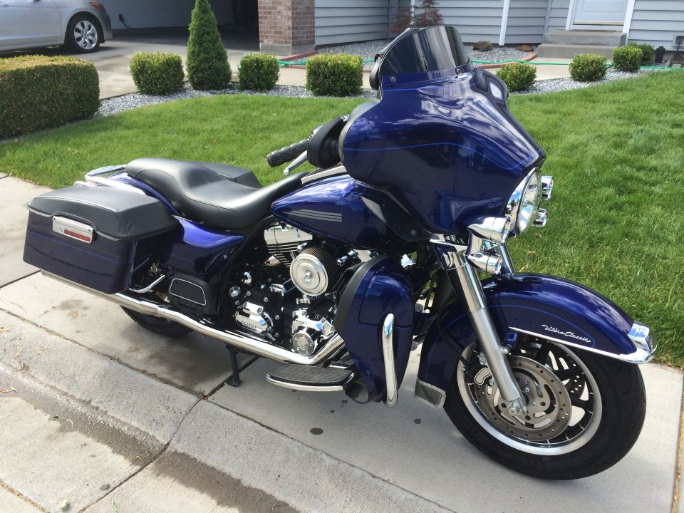2007 Harley-Davidson Electra Glide Clsc motorcycle parked on a driveway
