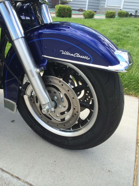 2007 Harley-Davidson Electra Glide Clsc - Close-up of the front wheel and fender of a blue 2007 Harley-Davidson Electra Glide Clsc.