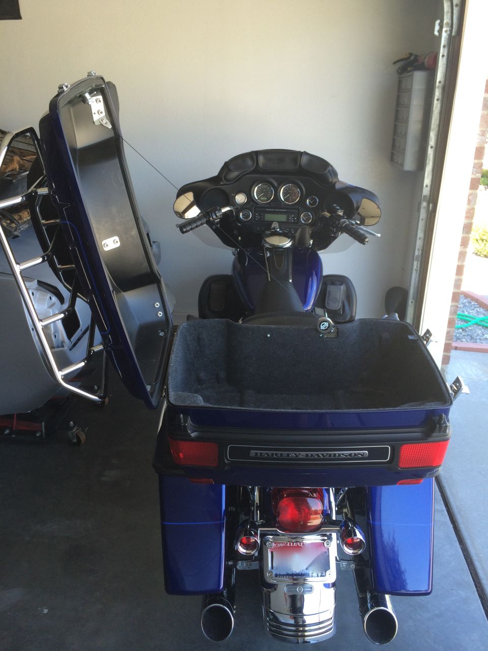 Blue 2007 Harley-Davidson Electra Glide Clsc rear view with open tour pack