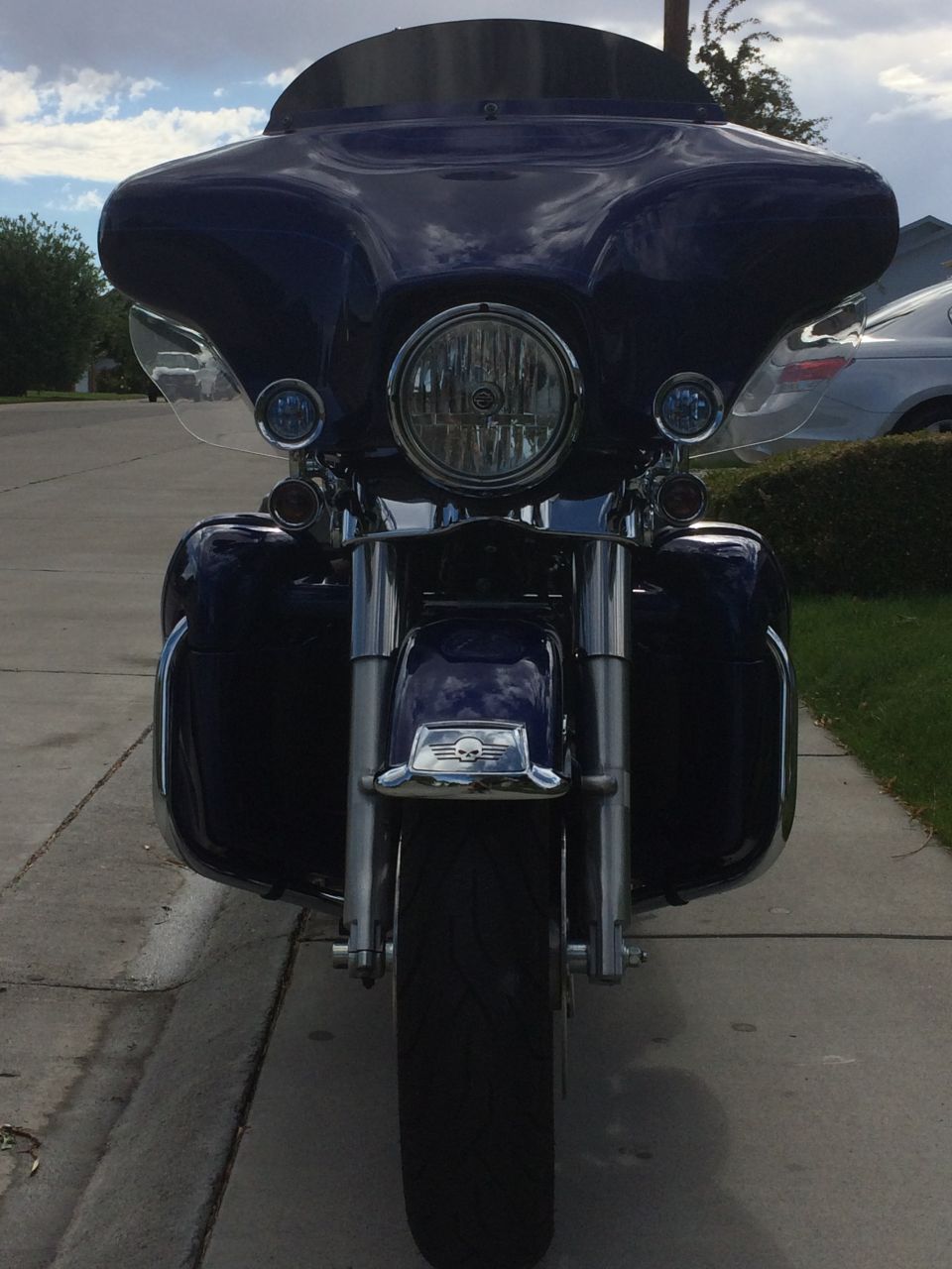 2007 Harley-Davidson Electra Glide Clsc motorcycle front view. Skull emblem on front fender