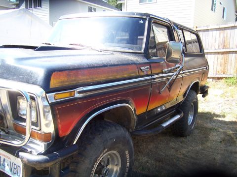 1979 Ford Bronco - This 1979 Ford Bronco features a distinctive gradient paint job and a functional hood scoop.