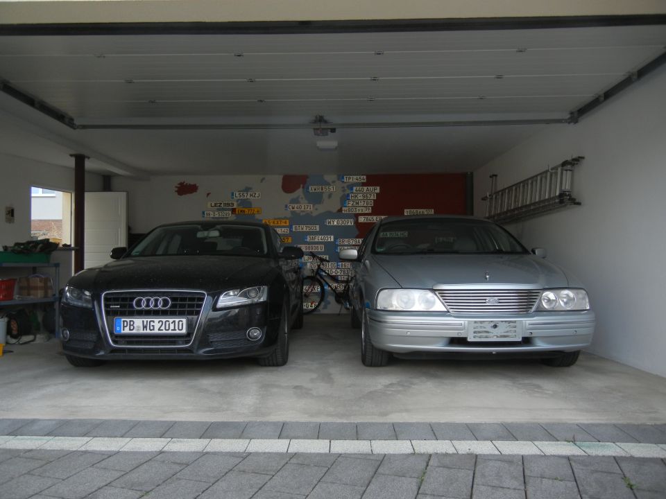 Silver sedan with horizontal grille, front view. License plate PB WG 2010