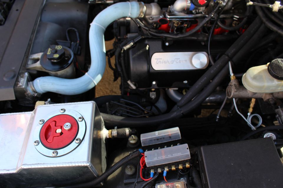 Trick Flow valve cover with aluminum tank and red battery switch