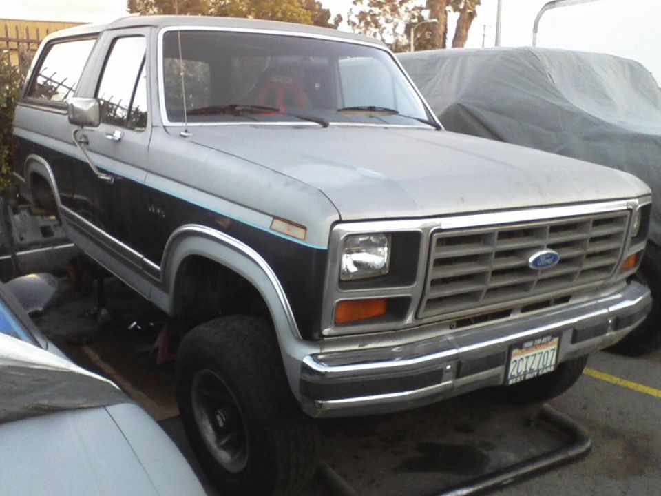 1986 Ford Bronco, silver and black two-tone, 3/4 front view