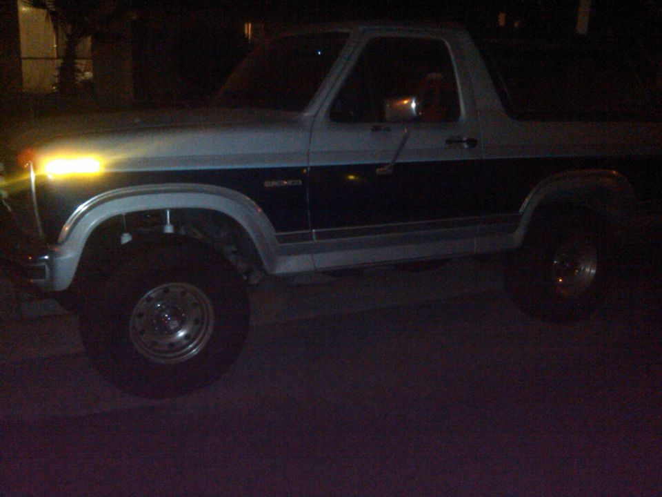 1986 Ford Bronco, two-tone paint, side view