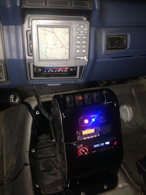 1986 Ford Bronco - Aftermarket electronics installed in a vehicle's dashboard and center console.