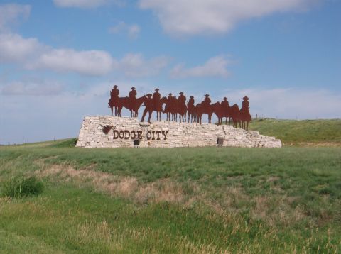 2009 Kenworth T800 - Monument depicting cowboys on horseback in front of a stone structure with 'Dodge City' inscribed.
