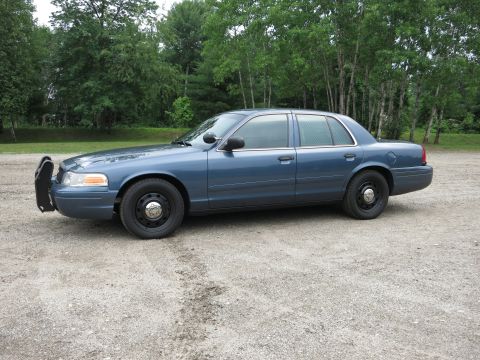 2001 Ford Crown Victoria - This 2001 Ford Crown Victoria police car is seen from the side, equipped with a front push bumper.