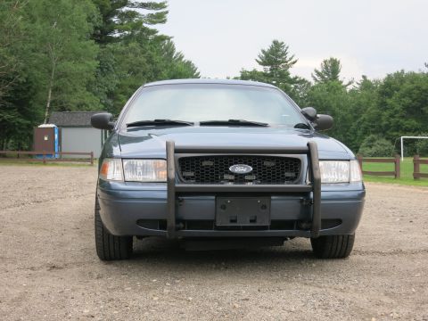 2001 Ford Crown Victoria - This 2001 Ford Crown Victoria features a prominent push bar on its front grille.