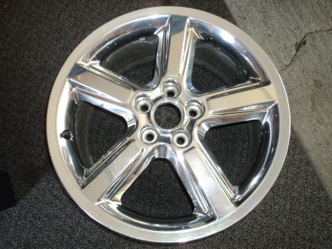2004 Mercury Grand Marquis - A single chrome wheel is pictured, not a 2004 Mercury Grand Marquis.