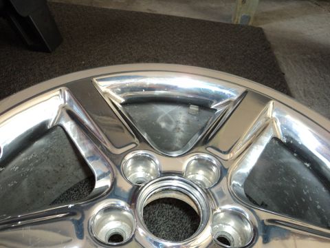 2004 Mercury Grand Marquis - Close-up of a chrome alloy wheel, likely a replacement part.