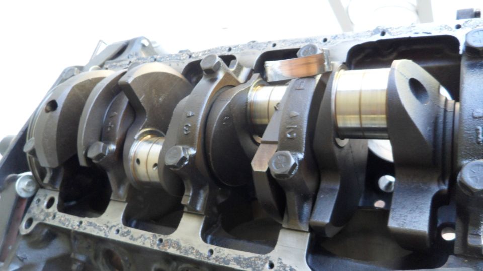 Engine crankshaft with connecting rods attached, showing bearing surfaces