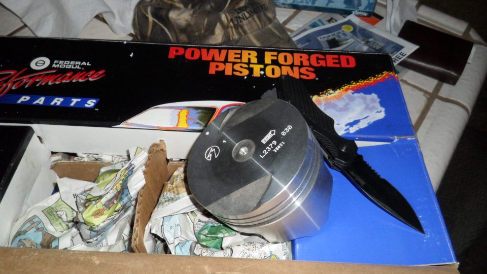 engine piston and box for power forged pistons with a knife