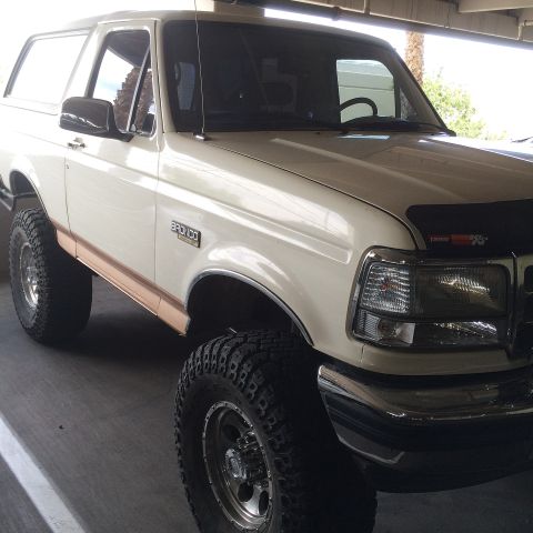 1995 Ford Bronco - This 1995 Ford Bronco features a distinctive tan trim accent along its side.