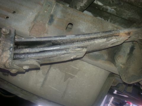 1992 Ford Bronco - This is the drivers side..you can see it's missing one of the leaf spacers, not sure what happened to it.